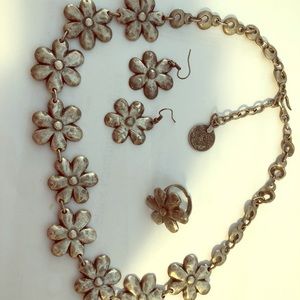 Daisy necklace, earrings and ring
